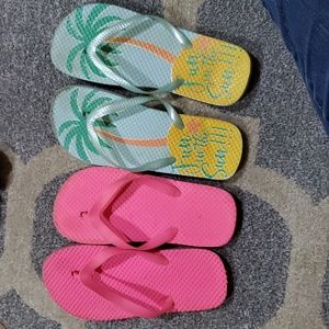 2 pairs of kids flip flops